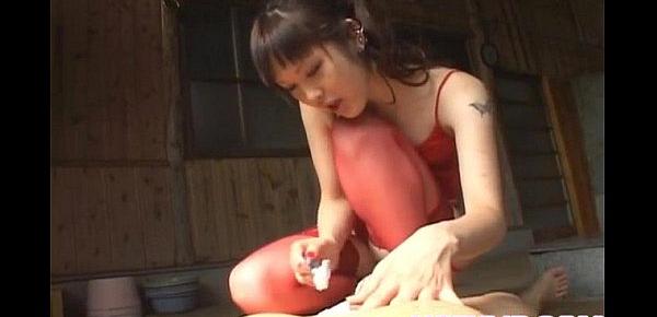  Tomoka Matsunami shaves penis